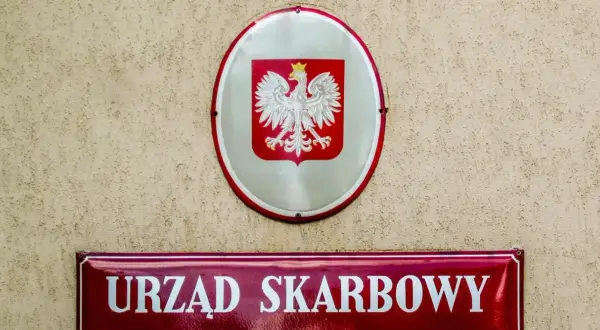 Tablica "Urząd Skarbowy" z godłem Polski. Tu załatwisz sprawy związane z zasadami ogólne podatek.