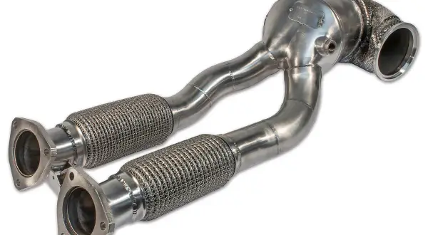 Sistema de escape de acero inoxidable con dos flexibles y un catalizador. El downpipe es una pieza clave para el rendimiento.