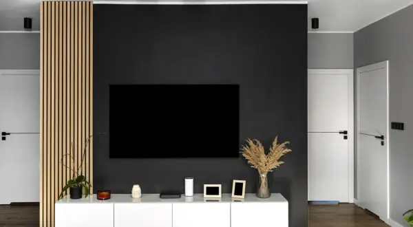Drewniane lamele w salonie za telewizorem to wciąż modne rozwiązanie, dodające ciepła i stylu.