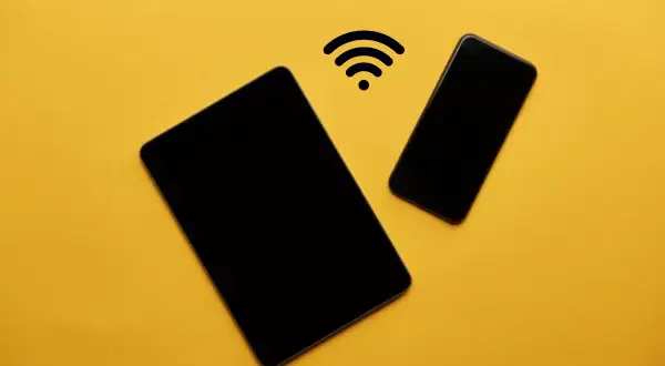 Dos dispositivos Android, una tablet y un teléfono, conectados por un símbolo de Wi-Fi, listos para compartir datos.