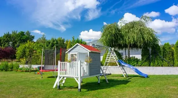 Jak zaplanować plac zabaw w ogrodzie, by zapewnić bezpieczeństwo i radość dzieci