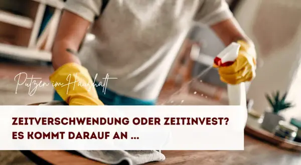 Person mit gelben Handschuhen sprüht Reinigungsmittel auf eine Oberfläche. Richtig putzen ist Zeitinvestition, keine Zeitverschwendung.