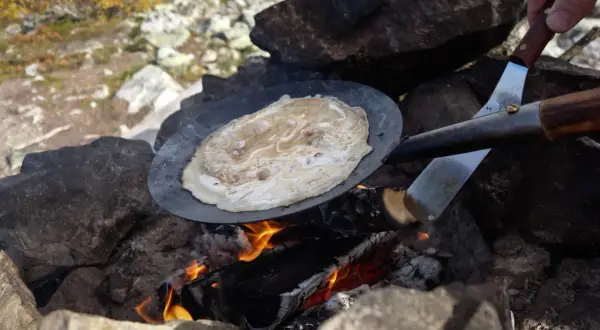 Kolbullar steks över öppen eld. Enkel recept för friluftsliv.