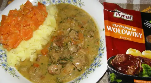 Pyszny gulasz wołowy z ziemniakami i marchewką, obok przyprawa Prymat. Czy kark wołowy nadaje się na gulasz? Tak!
