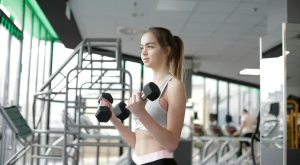 Trening rano czy wieczorem? Odkryj swoją złotą godzinę!