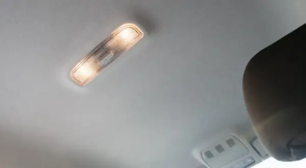 Wnętrze samochodu z oświetleniem podsufitki. Dowiedz się, jak przykleić podsufitkę bez demontażu, aby odświeżyć wnętrze.