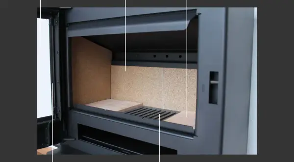 Innenansicht eines Kaminofens mit beschrifteten Teilen: Sichtscheibe, Vermiculite-Stein, Schamotte-Stein, Türdichtung, Ascherost/Brennraumrost. Eine Anleitung zum Schamottsteine wechseln ist hier visuell erklärt.