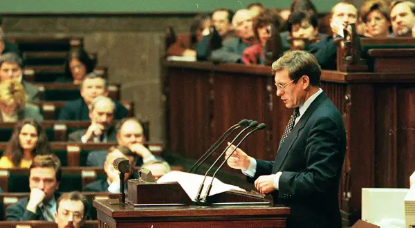 Leszek Balcerowicz przemawia w Sejmie, prezentując swój plan reform. Słuchają go posłowie.