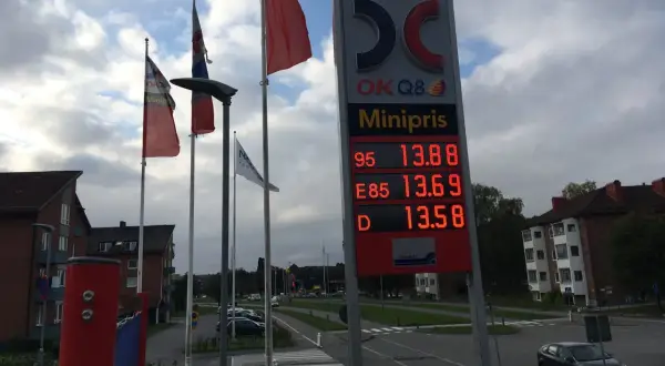 OKQ8-skylt visar priser för bensin 95 oktan, E85 och diesel. E85 bensin kostar 13.69 kr/liter.