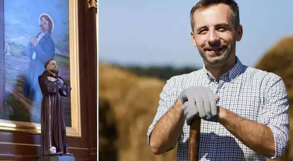 Figurka świętego w brązowym habicie obok obrazu i uśmiechnięty rolnik z łopatą na tle stogów siana.