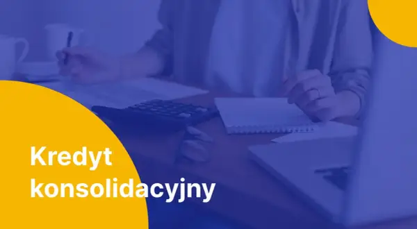 Kredyt konsolidacyjny: czy konsolidacja się opłaca? Analiza finansowa na biurku z kalkulatorem i notatnikiem.