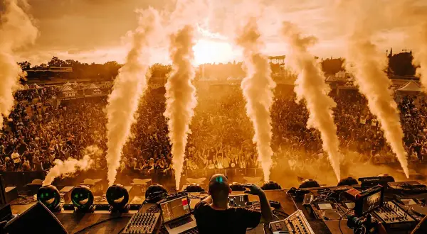 DJ sul palco, fumo e folla in delirio al Decibel Open Air. La lineup è pronta a far vibrare i cuori.