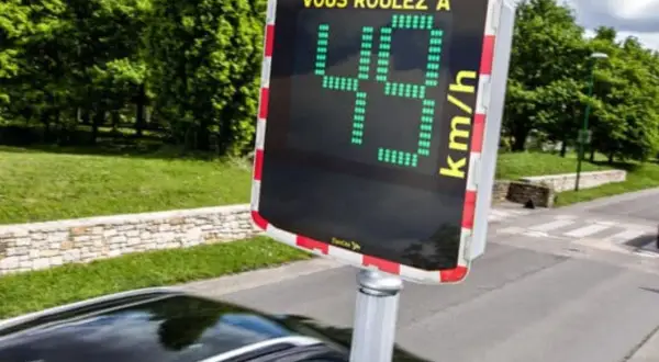 Un radar tagué affiche 49 km/h. Il est possible qu'il flashe si la vitesse est dépassée.