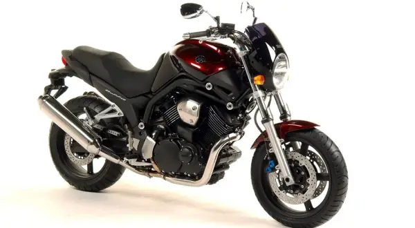 Yamaha Bulldog 1100 ficha técnica: moto naked color burdeos, con motor bicilíndrico en V, asiento negro y escape cromado.