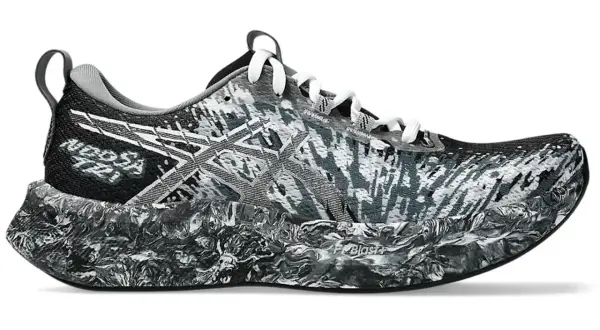 Scarpa da running Asics Noosa donna con tomaia in fantasia astratta bianco/nera e suola scolpita.