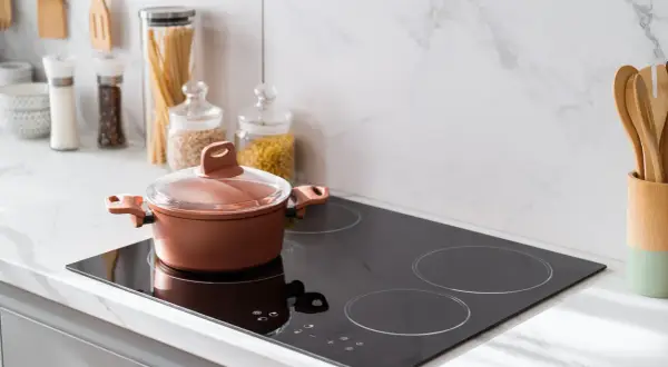 Pentola su piano a induzione, ideale per capire quanto consuma un piano a induzione in cucina.