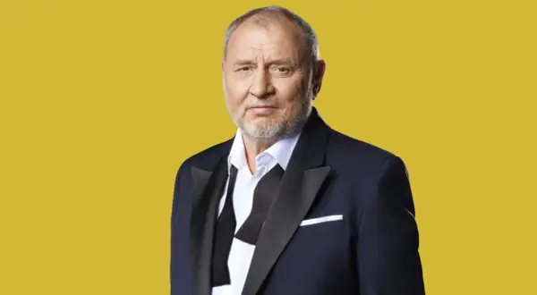 Andrzej Grabowski w garniturze, znany z wielu niezapomnianych ról w polskich filmach.