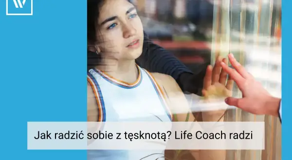 Młoda kobieta patrzy przez okno, dotykając szyby. To obraz tęsknoty, która może być trudna, ale życie coach podpowiada, jak sobie z nią radzić.