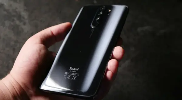 Dłoń trzyma czarny Redmi Note 8 Pro. Wymiary telefonu pozwalają na wygodne użytkowanie.