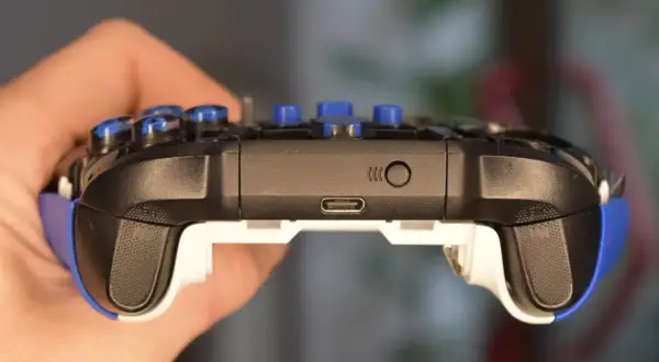 Kontroler z niebieskimi przyciskami i portem USB-C. Dowiedz się, jak podłączyć pada Xbox do telefonu, by grać gdziekolwiek.