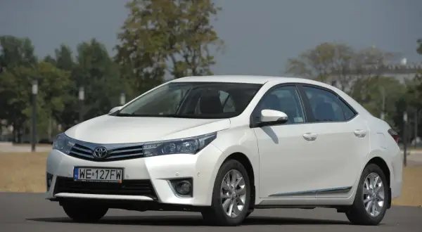 Biała Toyota Corolla 1.6 benzyna, idealna do miasta i na trasy. Zastanawiasz się, ile pali? Ten model oferuje dobre osiągi przy rozsądnym spalaniu.