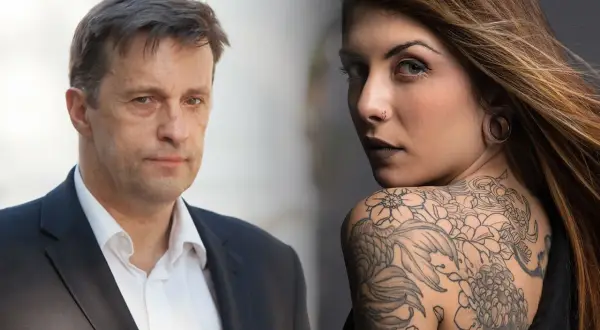 Witold Gadowski z żoną, artystką z tatuażami na ramieniu i plecach, patrzą w różne strony.