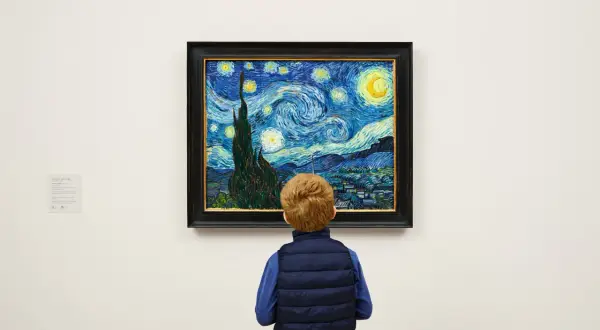 Chłopiec podziwia "Gwiaździstą noc" Van Gogha. Sprawdź godziny otwarcia MoMA, by zobaczyć to arcydzieło na żywo.