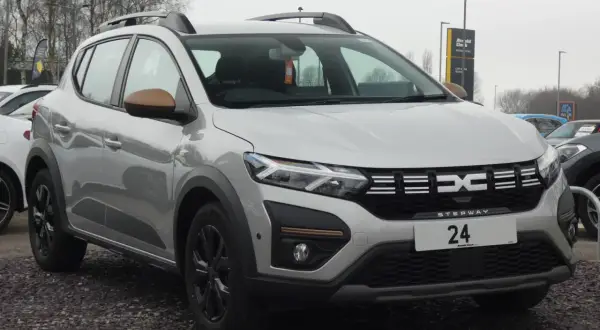 Dacia Sandero Stepway argentée, prête pour l'aventure. Son moteur fiable est parfait pour explorer de nouveaux horizons.