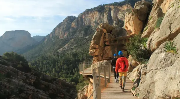 Spacerzy po wąwozie El Caminito del Rey, jednym z najpiękniejszych miejsc w Andaluzji. Widok zapiera dech w piersiach!