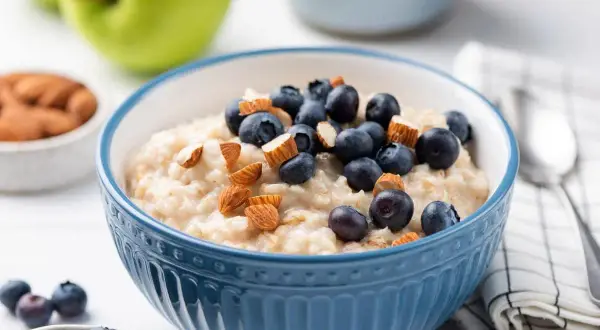 Gesunde Haferflocken mit Blaubeeren und Mandeln. Dieses Frühstück ist reich an Ballaststoffen und hat haferflocken proteine für einen energiegeladenen Start.