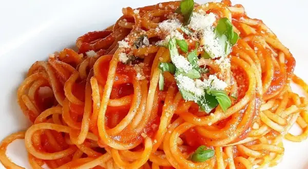 Sos do spaghetti z passaty: prosty przepis i triki szefa kuchni