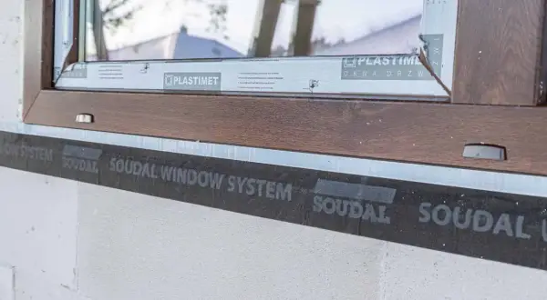 Zabezpieczenie taśm do ciepłego montażu okien Soudal Window System zapewnia szczelność i izolację.