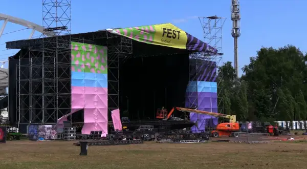 Scena festiwalowa w trakcie przygotowań. Kolorowe banery i konstrukcje zapowiadają nadchodzący fest.