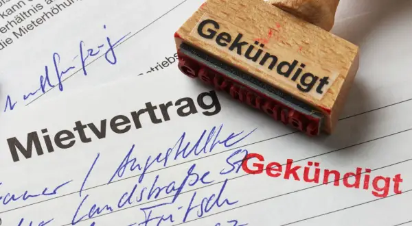 Mietvertrag mit Stempel "Gekündigt". Einer der Mieter zieht aus.