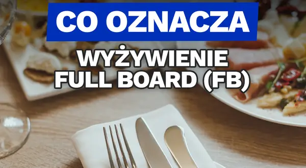 Co to znaczy wyżywienie full board (FB)? Talerze z jedzeniem i nakrycie stołu sugerują obfitość posiłków.