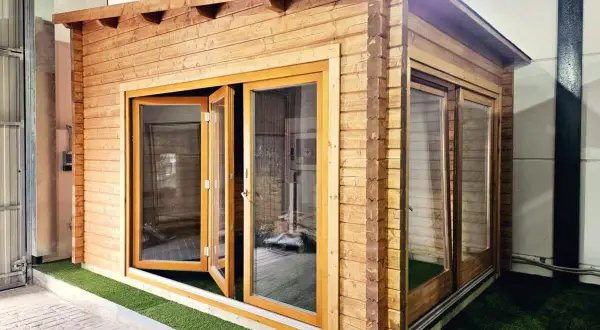 Caseta de madera con puertas y ventanas de cristal. Ideal para aprender como hacer una caseta de panel sandwich.
