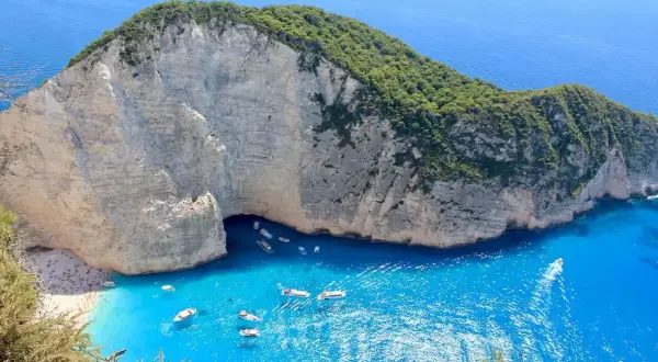 Widok na Navagio Beach na Zakynthos. Warto wiedzieć, ile trwa lot na Zakynthos, by zaplanować podróż do tego raju.