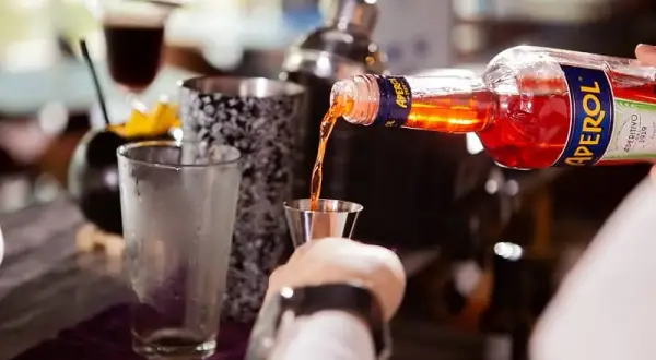 Ile bierze barman na weselu? Sprawdź, co wpływa na ceny usług
