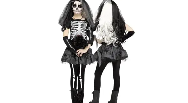 Dwie dziewczynki w strojach szkieletów, jedna z welonem i bukietem, druga z dwukolorową peruką. Idealne na Halloween.