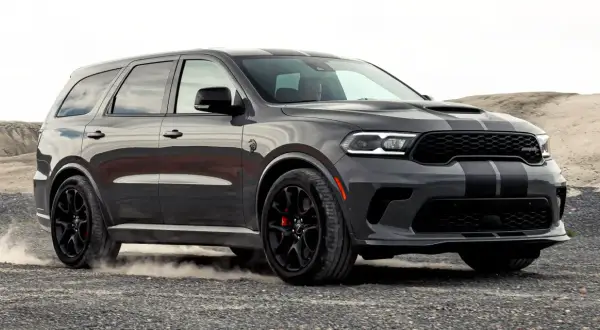 Szary Dodge Durango z czarnymi pasami, na tle pustkowia. Sprawdź jego imponujące dodge durango wymiary!