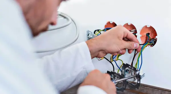 Ile kosztuje położenie elektryki w domu? Sprawdź, co wpływa na ceny