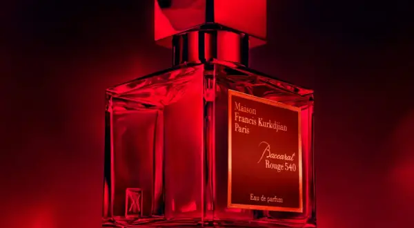 Luksusowy flakon Baccarat Rouge 540 Extrait, skąpany w intensywnej czerwieni, emanuje elegancją i wyrafinowaniem.