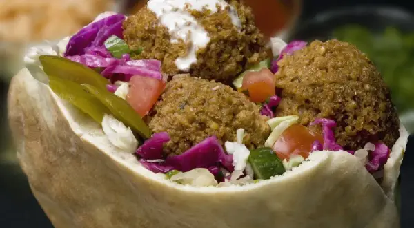 Kebab z falafelem: kalorie i zdrowe wybory. Czy jest dietetyczny?