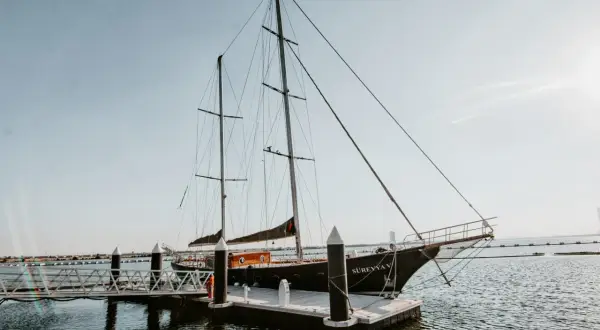 La nave "Süreyya V" ormeggia, un nome che evoca storie di grandi nomi di barche famose.