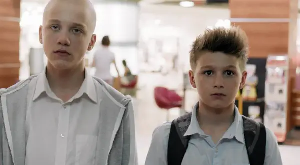 Gdzie obejrzeć film Plac zabaw online w Polsce i uniknąć pomyłek