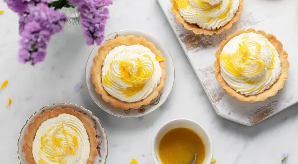 Deliziosi tartellette con crema bianca e scorzette di limone, un tocco di cioccolato al limone per un sapore unico.
