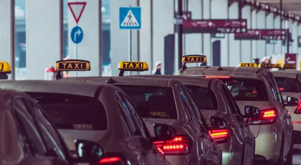 File d'attente de taxis avec panneaux de signalisation, prêts à emmener les voyageurs de l'aéroport Charles de Gaulle à Paris.