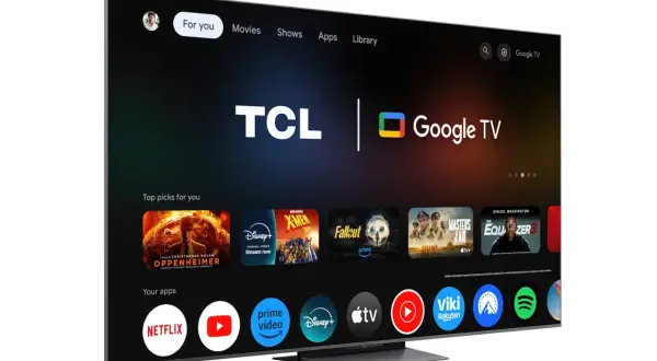 Nowoczesny telewizor TCL z systemem Google TV, prezentujący interfejs z polecanymi filmami i aplikacjami. TCL to znana marka elektroniki.