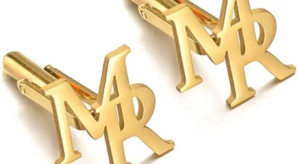 Gemelos dorados con iniciales "MR". Un toque de elegancia para tu atuendo.