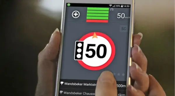 Ein handy blitzer zeigt 50 km/h an. Die App warnt vor Geschwindigkeitsbegrenzungen und zeigt die nächste Straße an.